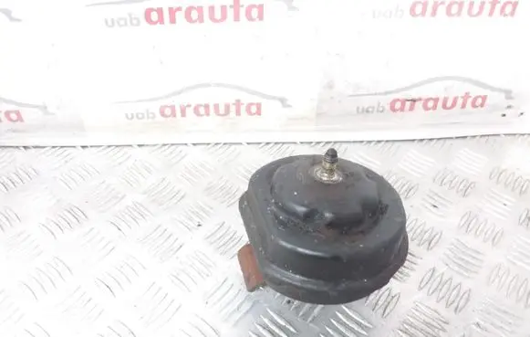 Volkswagen Jetta II Engine mount bracket
