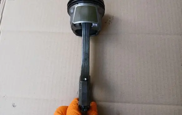Hyundai Tucson IV NX4 Piston with connecting rod