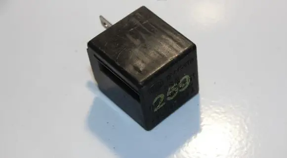 Volkswagen PASSAT B5 Other relay 00488501