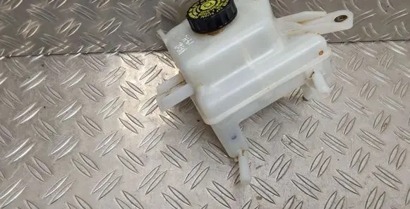 Toyota Yaris Brake fluid reservoir 