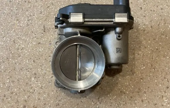 Audi Q3 F3 Throttle body valve 04E133062F