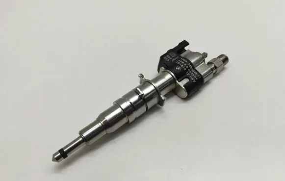 BMW 5 E60 E61 Fuel injector 7589048 758904811 13537589048