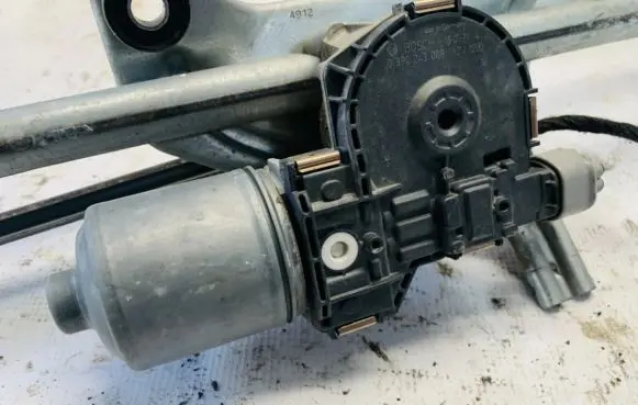 Opel Meriva B Wiper motor 0390243009