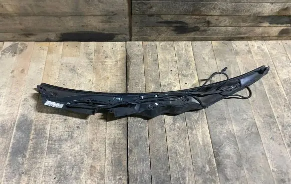Mercedes-Benz E W212 Wiper trim a2128301013 2128301013