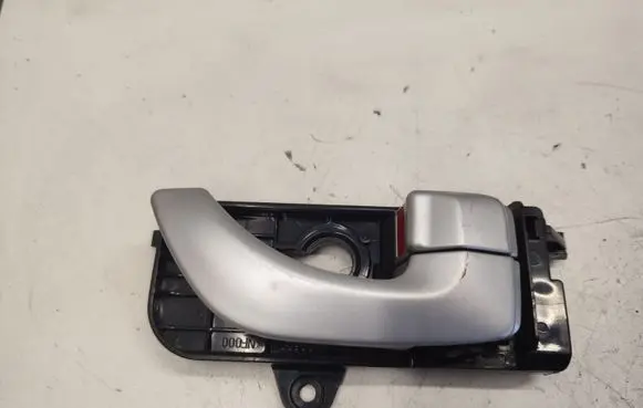 Hyundai Sonata Front door interior handle 82623