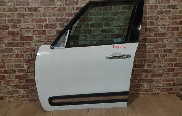 Fiat 500L Front door