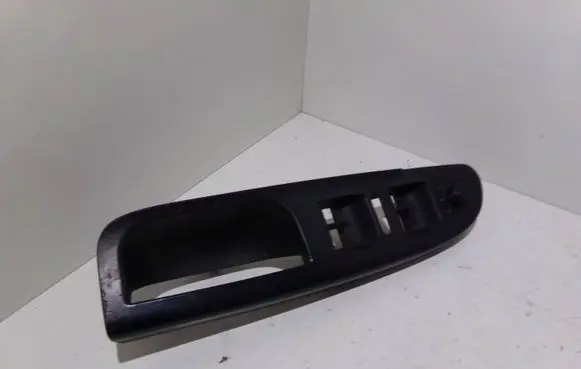 Volkswagen PASSAT B6 Front door window switch trim 3C1867171