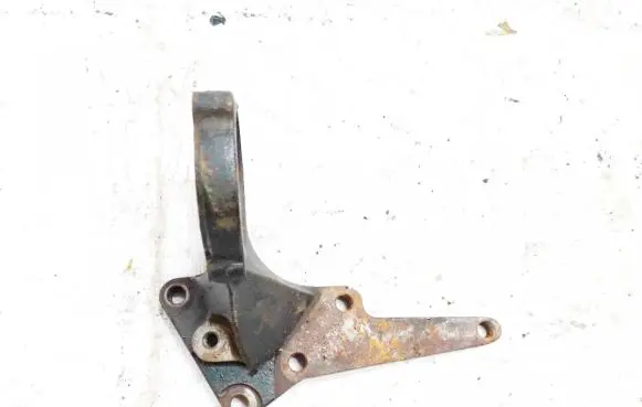 Nissan X-Trail T30 Engine mounting bracket