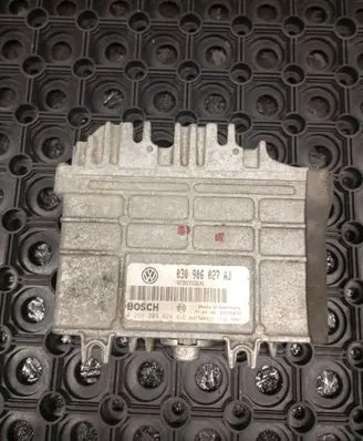 Volkswagen Golf III Engine control unit/module 030906027AJ 26SA5039 0261204824