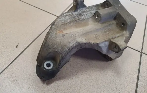 Mercedes-Benz C W204 Engine mounting bracket A6512230004