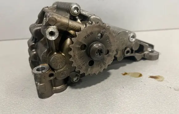 BMW 3 E92 E93 Oil pump 7551004 7519870