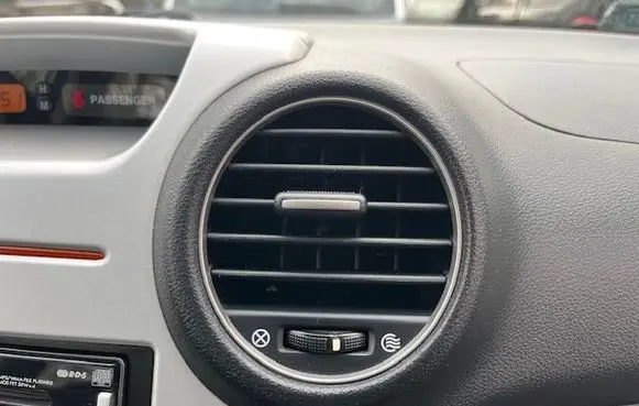 KIA Carens I Dash center air vent grill 