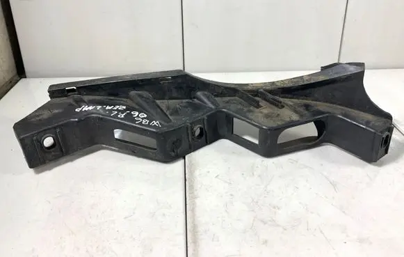 Volkswagen PASSAT B6 Front bumper mounting bracket 3C0807890