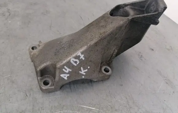 Audi A4 S4 B7 8E 8H Engine mounting bracket 8E0199307A