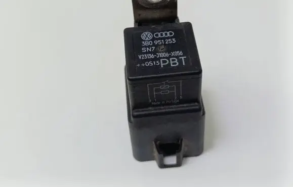 Volkswagen PASSAT B5.5 Other relay 3B0951253