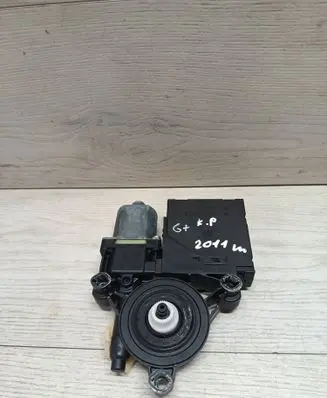 Volkswagen Golf Plus Front door window regulator motor 0130822451