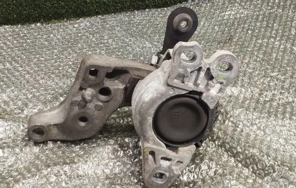 Nissan NV300 Engine mount bracket 112841371R 165385971R 93451663