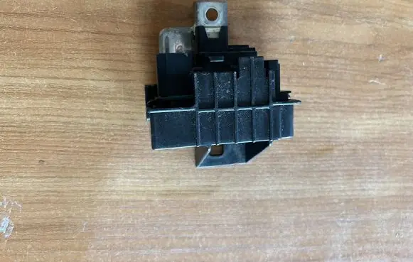 Toyota Prius (NHW20) Battery relay fuse 