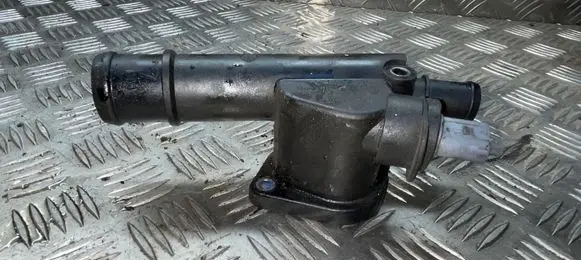 Volkswagen PASSAT B6 Engine coolant pipe/hose 038121132G