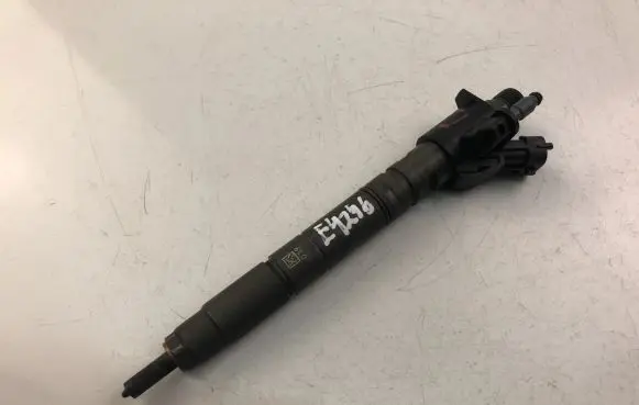 Volvo XC70 Fuel injector 31272690
