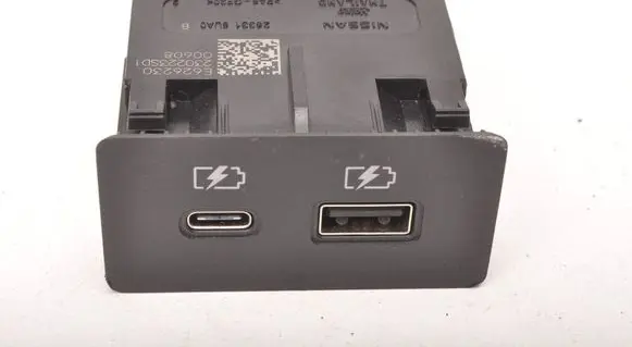 Nissan X-Trail T33 USB socket connector 25331-6UA0A
