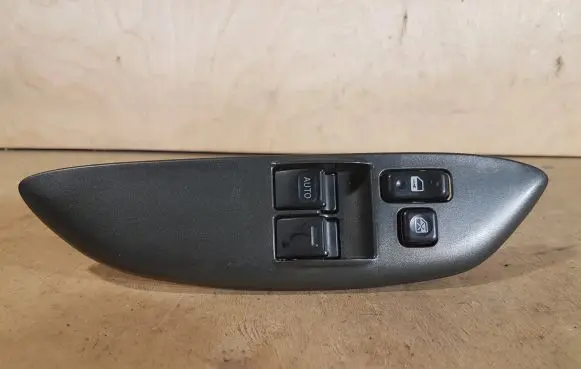 Toyota Yaris Electric window control switch