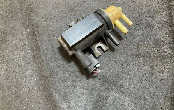 Mercedes-Benz C W204 Turbo solenoid valve A0091533128 11T098 70078208