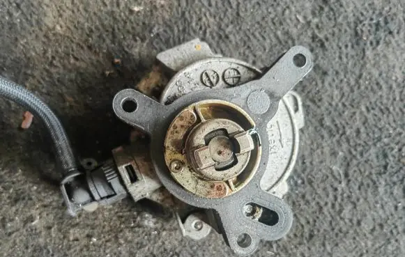 Volvo V40 Vacuum pump 3136688