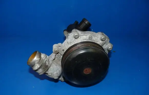 Mercedes-Benz A W176 Water pump A6512008301