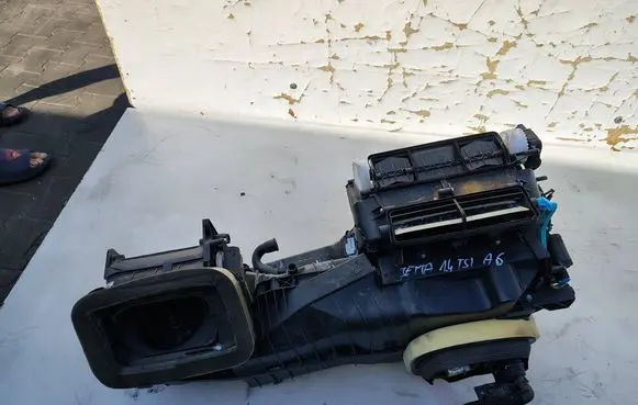 Volkswagen Jetta VI Interior heater climate box assembly 5C1820008AB