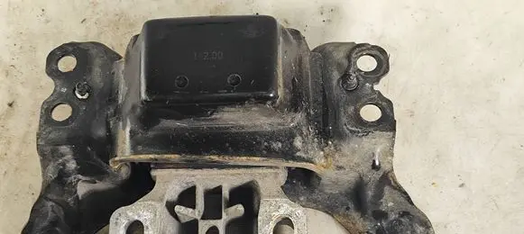 Engine mount bracket