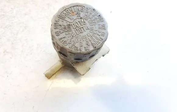 Brake fluid reservoir