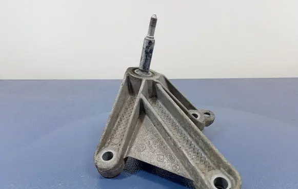 Dacia Logan I Gearbox mounting bracket 8200043084