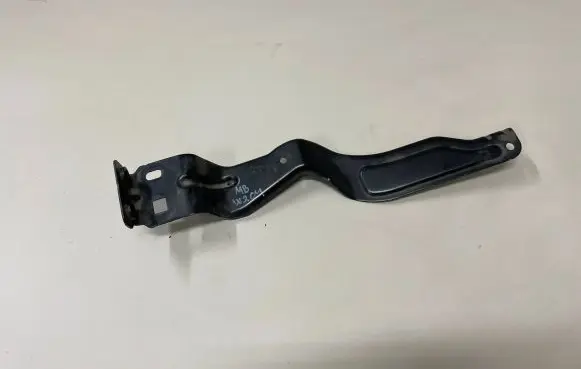 Mercedes-Benz C W204 Headlight/headlamp mounting bracket 204620593