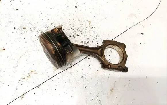 Mitsubishi Colt Piston with connecting rod
