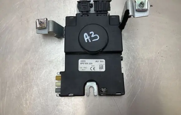 Audi A3 S3 8P Aerial antenna amplifier 8P0035225 AU350 12006100