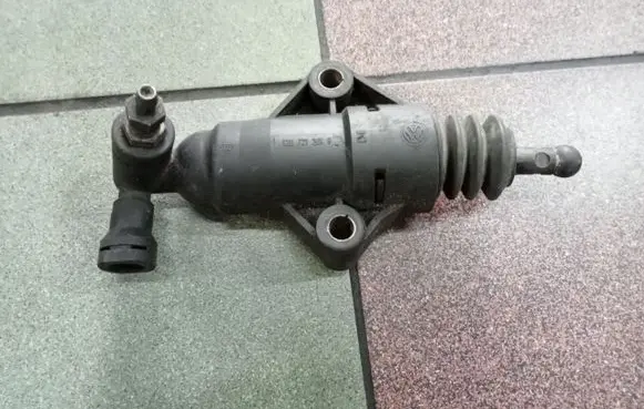 Skoda Octavia Mk1 (1U) Clutch slave cylinder 1J0721261F