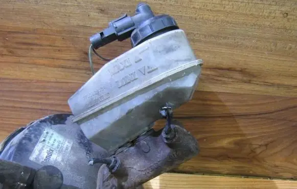 Renault Megane I Master brake cylinder