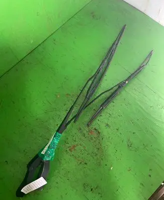 Ford Mondeo Mk III Front wiper blade arm