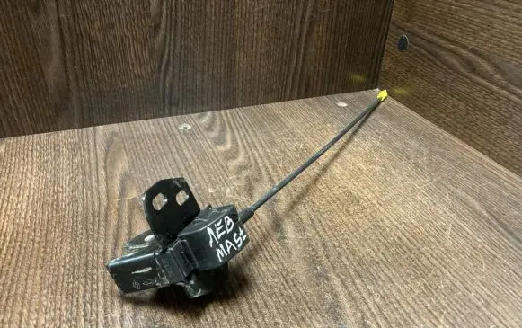 Loading door lock