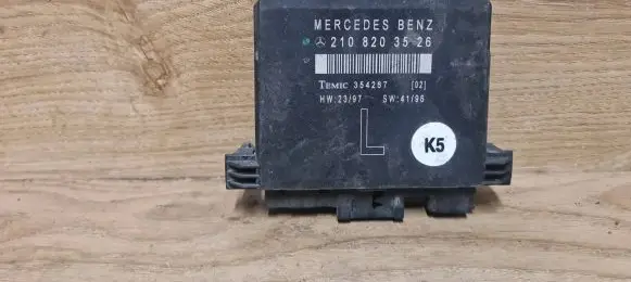 Mercedes-Benz E W210 Door control unit/module 2108203526