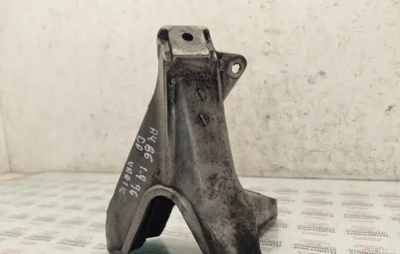 Audi A4 S4 B6 8E 8H Engine mounting bracket 8E0199308D