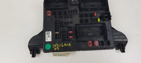 Opel Insignia A Fuse module 1327732102 13277321
