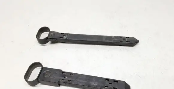 Headlight/headlamp mounting bracket