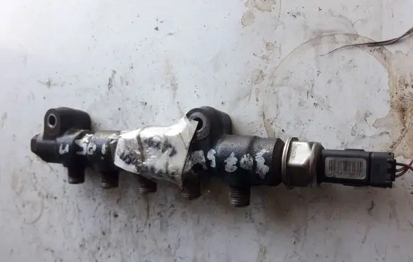Peugeot 307 Fuel distributor 