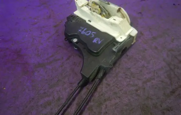 Mitsubishi Lancer VIII Front door lock