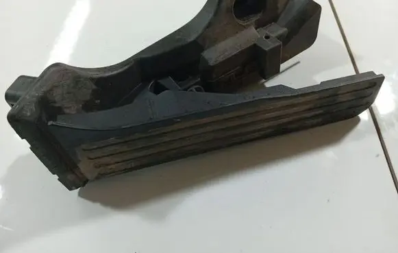Accelerator throttle pedal