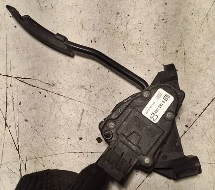 Accelerator throttle pedal