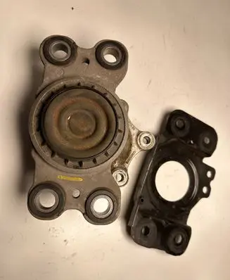 Volvo V70 Engine mount bracket