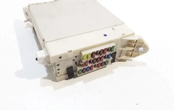 Lexus IS 220D-250-350 Fuse module 8273053050 6H220400